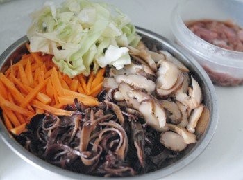 step1: 將紅蘿蔔，黑木耳，冬菇，椰菜切幼絲。用濕毛巾抹乾淨腐皮，然後將腐皮剪成方形備用