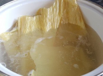 step3: 將水煮沸，將薏米、蓮子及腐竹加入，煮半小時。