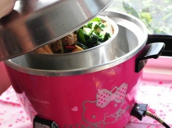 step10: 再移入電鍋內鍋，準備外鍋兩量杯水共燉煮兩次