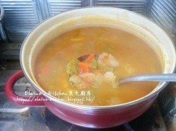 step7: 再轉慢火蓋上蓋煲1 1/2小時 , 最後加少許鹽調味即可