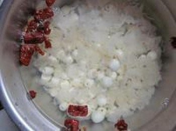 step2: 鍋中放入蓮子.白木耳.紅棗,加水至7分滿