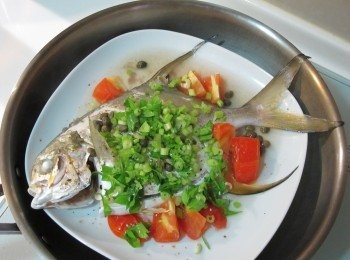 step3: 再蒸15分鐘後，灑上芹菜末再蒸1分鐘，即完成。