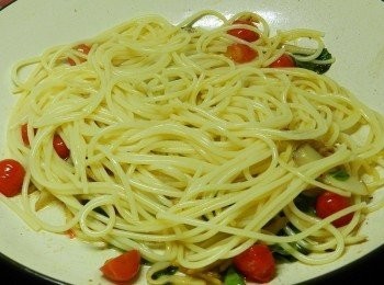 step9: 最後下一半的麵條拌炒一下，加鹽調味即可擺盤