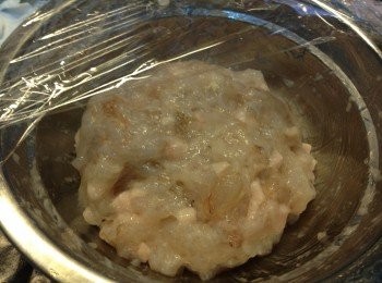 step4: 蝦肉刀拍爛，再用刀背略略 ' DIRT ' 數下，放入肥豬肉粒及調味，順時針方向大力攪至起膠，之後把蝦膠凌空來回大力地撻回碗裡數十下，用保鮮紙封好放入雪柜 30 分鐘備用