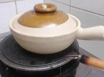 step5: 如你的瓦斯爐火力太大，可用隔熱板放在爐上，再放上瓦煲