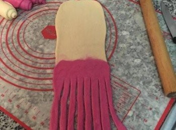 step13: 在紅色的部份，用刀背或壓板，割出一條一條的長條。