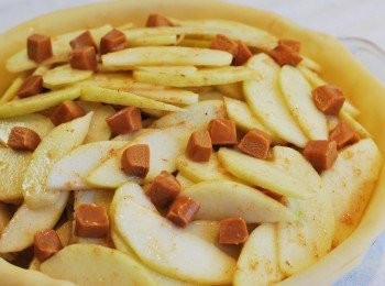 step11: 取出冷藏派皮與格紋派皮，填入蘋果與香料，撒上牛奶糖粒