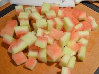 step2: 將西瓜皮刨去青色的硬皮，然後切成約1厘米的小塊。（西瓜皮上可留少許紅肉，吃起來才會有甜甜的味道。）