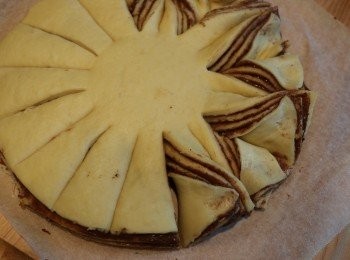 step14: 切好後，左右手各取一片，由外向內捲圈，然後將尾端黏合，如此類推將麵片捲完。