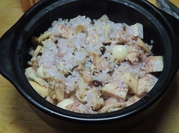 step7: 將所以材料包含水分，一起入鍋，電鍋外鍋一杯半的水蒸熟就可以了!!