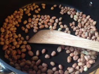 step2: 熱鍋白鍋把花生炒至熟，聞到香味（但不要炒燶），放涼後去衣備用