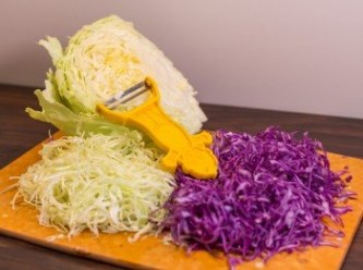 step1: 紫椰菜和椰菜橫切後以削皮器刨成絲。