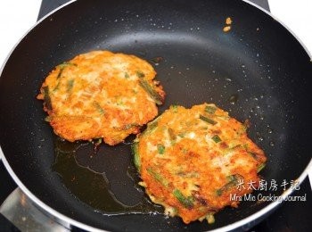 step7: 平底鑊中，下2湯匙橄欖油燒熱，用大勺子小心把餅漿下鑊，做成2個大小相若的薄餅，每面以中火煎5分鐘，把兩個煎好的餅放鐵架上瀝乾油份；如是者做3次或直至所有餅漿用完為止，其間慢慢加入橄欖油。