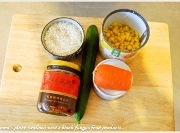 step1: 準備辣味肉醬、紅椒麻辣黑菇醬、紅蘿蔔、小黃瓜與玉米粒等<span class="group_1">食材</span>。