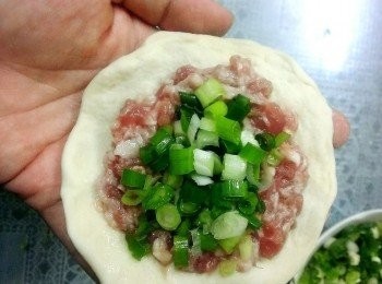 step4: 麵粉團切成適量的大小~桿平~放入絞肉再放葱~我有為壓一下