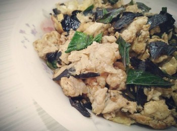 step3: 最後放入九層塔，加入少許塩巴調味，即可呈盤上桌享用「黑寶石」之稱的美味塔香「國王藥草」-麻油黑蒜塔香蛋。