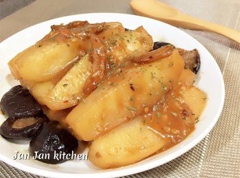 step2: 先將冬菇及蝦乾爆香備用。下油爆香蒜頭及薑片，下節瓜略煎四面金黃，下調味料炒勻，加入水煮滾，中小火炆煮7分鐘，下已爆香的蝦乾及冬菇一起多炆6分鐘，關火焗3分鐘。先將材料上碟，夾走薑蒜，將餘下汁液用生粉水收汁，淋於瓜上即可。