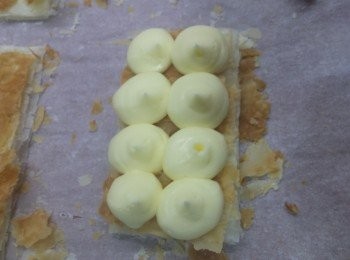 step4: 1層鋪底，唧吉士醬，再鋪中層，再唧吉士醬