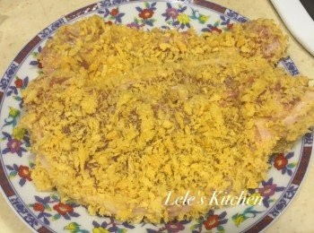 step2: 依序將豬排沾上麵粉、打散的蛋液
最後裹上麵包粉~
(我用的是黃金麵包粉，炸出來顏色會更金黃更漂亮！)