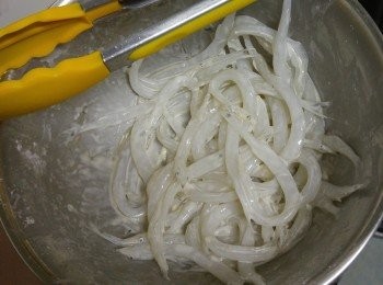 step1: 白飯魚冼乾浄，拌入鹽，胡椒粉，蕃薯粉。