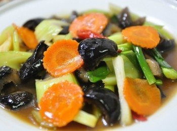 step8: 最後將配料再下鍋攪拌數下即可盛盤!