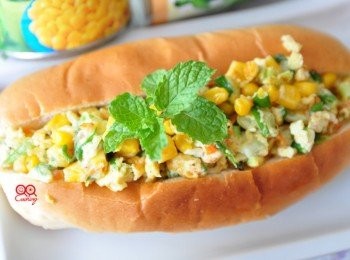 step4: 熱騰騰的金黃玉米粒蔥蛋取代了熱狗，通通夾進麵包，忍不住想大口大口嚐!