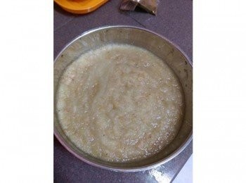 step3: 蒜米，姜，洋蔥，梨子攪拌成泥狀，加入蝦醬，魚露攪拌 另外糯米粉兩大湯匙混開水煮成糊