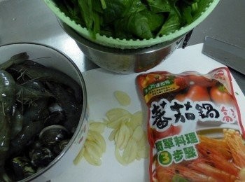 step1: 將波菜洗淨切適當大小燙過後備用、蝦子撥殼去腸泥後用[醃料]醃5分鐘、蒜頭切片。