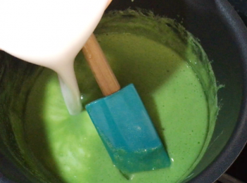 step4: 煮溶後熄火，加入（1），最後加入椰漿攪勻。