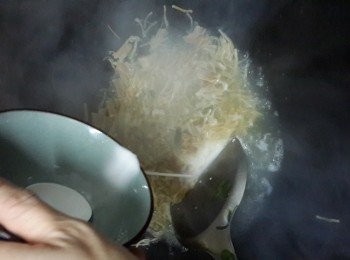 step7: 倒入薄芡汁煮滾即可