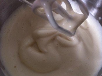 step2: 把全蛋打入盆中，黃糖分3次加入，打至反白麵糊變得濃稠。