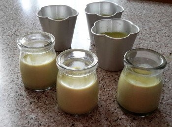 step5: 先將奶凍杯浸熱水3秒，這有助脫模