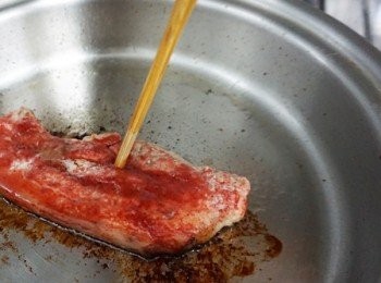 step3: 煎的過程要常翻動，以免容易燒焦。可用筷子插進肉中，再抽出筷子，看看是否有血水流出，如果沒有，就表示快熟了可以準備起鍋。