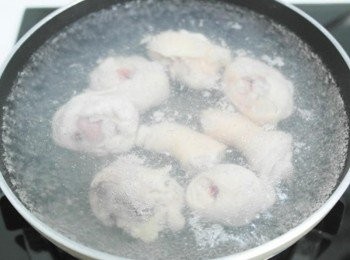 step2: 將肉洗淨後放入滾水中川燙一下撈起沖冷水洗淨備用!!!