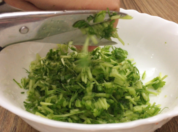step2: 翡翠苗剪碎，同時加適量海鹽，等待十五分鐘,十五分鐘後，將多餘水份渣出，備用。