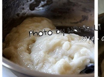 step6: 搗好的麻糬趁熱加入《水麥芽- 20g》
水麥芽遇到熱很快就會融化
所以這個步驟只要拌勻即可
會很明顯的看到麻糬的特性越來越柔軟
色澤上也變得更加潤澤亮麗喔