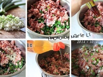 step1: 青蔥洗淨，切成蔥花和進豬絞肉裡
加入少許的鹽、香油、胡椒、素蠔油
還有適量的味醂，一起拌勻備用