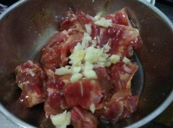 step1: 先將小排以<span class="group_2">醃料</span>醃漬1個鐘頭