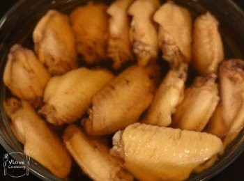 step4: 撈起浸到冰凍的<a href="https://bit.ly/3zHU5V3" target="_blank" data-keyword="雞翼" class="guide-link"><strong>雞翼</strong></a> <span style="display:inline-block;vertical-align:middle;margin-top:-3px;color:initial;border-radius:3px;padding:2px 3px;font-size:12px;line-height:14px;background:#87d300;color:#fff;">即買</span> 後, 淋上<span class="group_2">醉雞汁</span>蓋過面, 放入雪櫃雪過夜, 食得!!