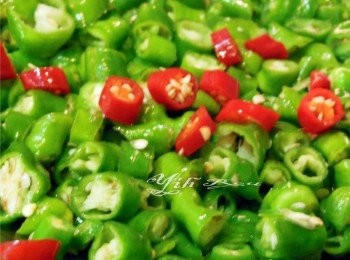 step3: 鍋裡下橄欖油將紅.綠辣椒丁下鍋炒熟.加入<span class="group_2">調味料</span>