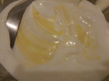 step2: 再將蛋液分三次加入芝士溶液中,再加巳過篩的麵粉倒入忌廉蛋液內輕手攪勻。