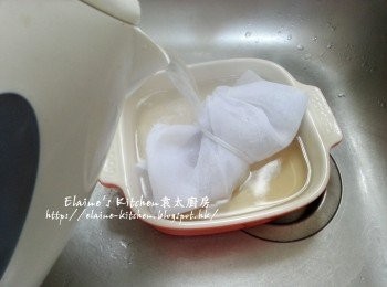 step5: 將滷水料包放入魚袋索緊 , 放入煲內加少許水煮3分鐘後盛起瀝乾