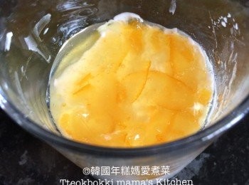 step7: 在容器內放入希臘乳酪和柚子茶醬拌勻，備用。