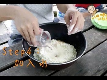 step4: 加入水，依據麵團粘黏性，適量分次慢慢加入