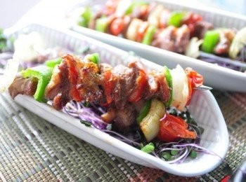 step9: 將串燒羊肉串擺入盤中，與生菜一起食用更健康!