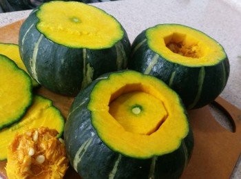 step1: 小南瓜2個，直徑約３吋，切去頂部留用， 用尖刀沿圓週刺穿頂部，向下按，