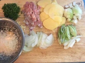 step2: 蛋放入容器中，加1/4茶匙鹽和少許黑胡椒粉及帕瑪森起司粉打勻，培根切丁，洋蔥一顆切丁，另一顆對切後切片絲。大蔥斜切。蒜和巴西里葉切末，馬玲薯切薄片後用少許鹽抓ㄧ下。