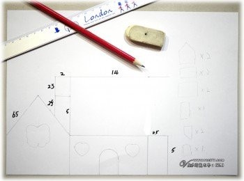 step1: 薑餅屋其實沒有想像中難，它是靠各大小餅乾拚出來的。下面尺寸是我花了三天修改出來的，提供給大家參考