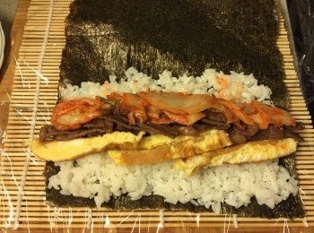 step6: 放上蛋條, 牛肉絲, 泡菜