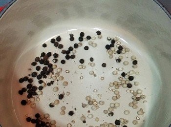 step1: 海中蝦先洗淨， 抹乾水分將蝦頭部尖端及長蝦鬚剪去，挑腸。蒜頭，乾蔥，薑切片。香茅切薄片。

白鑊爆香黑白胡椒粒。